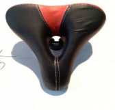 Седло велосипедное спортивное с дыркой (черно- красное) DS